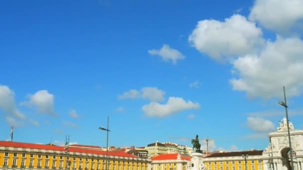 Praca do Comercio (Commerce Square)はポルトガルのリスボン市内に位置しています。タガス川の近くに位置し、広場はまだ一般的にTerreiro do Pacoとして知られています。. — ストック動画