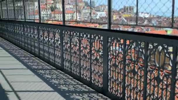 Santa Justa Lift, een afkorting voor Carmo Lift, is een lift, in Lissabon, Portugal. Gelegen aan einde van Rua de Santa Justa, do nabij de lagere straten van de Baixa met hogere Largo Carmo. — Stockvideo