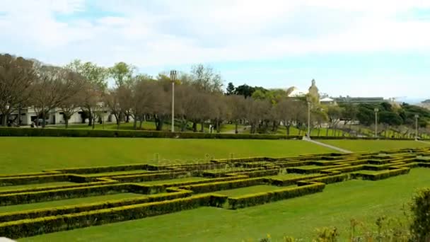 O Parque Eduardo VII é um parque público em Lisboa, Portugal. O parque ocupa uma área de 26 hectares a norte da Avenida da Liberdade e do Marquês da Praça Pombal, no centro da cidade . — Vídeo de Stock