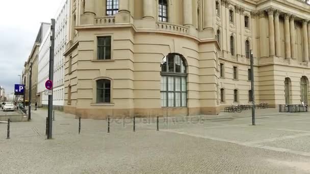 Old Library at Bebelplatz 1 is a building in Berlin 's Mitte district, opposite Berlin State Opera. Два здания библиотеки и дворца в настоящее время являются штаб-квартирой юридического факультета университета Гумбольдта . — стоковое видео