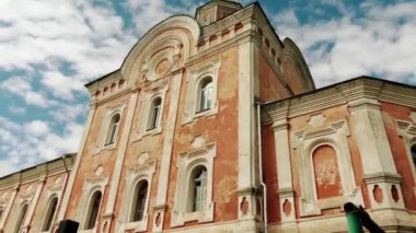 İki güzel kızın Aziz Nikolaos Kilisesi yakınındaki (Nizhne-Nikolskaya) yürüyün. Str. Belyaeva, Smolensk, Rusya Federasyonu.