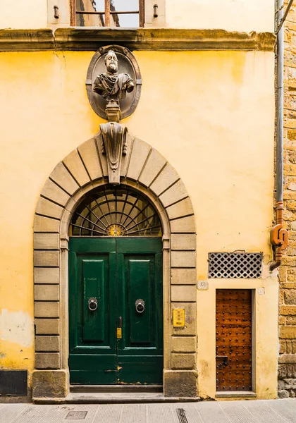 Porta de madeira maciça bonita em Florença — Fotografia de Stock