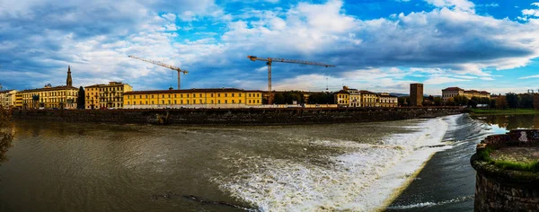 Panoráma, Firenze, háttérben az Arno-folyó — Stock Fotó