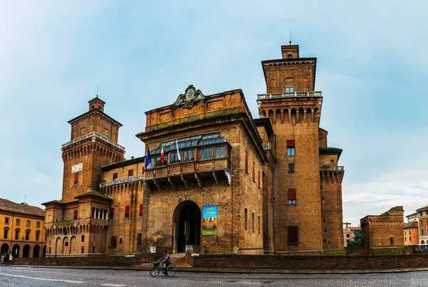 Este castelo no centro de Ferrara, norte da Itália — Fotografia de Stock