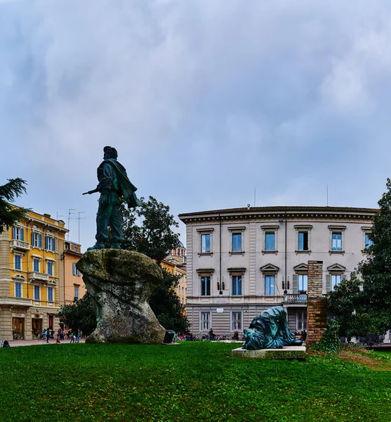 Piazzale della Pace no centro de Parma, Itália — Fotografia de Stock
