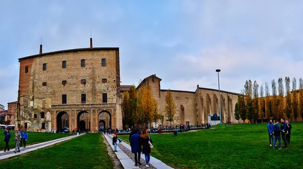 Piazzale della Pace en el centro de Parma, Italia — Foto de Stock