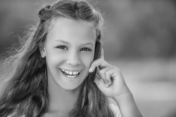 Teenage girl talking on mobile phone — Stock Photo, Image