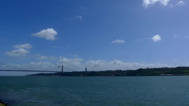 Padrao dos Descobrimentos (monument aux découvertes) sur la rive nord de l'estuaire du Tage, à Santa Maria de Belem, Lisbonne, célèbre l'âge portugais de la découverte pendant 15-16 siècles — Video