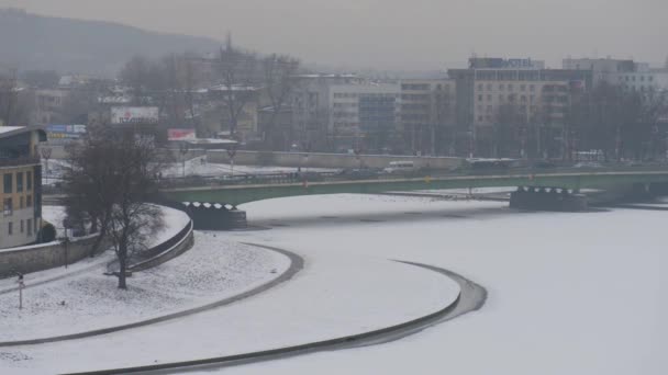 Kilátás a téli Krakkóban, a Visztula-folyótól. Krakkó a második legnagyobb és az egyik legrégebbi városa, Lengyelország. Található, a Visztula-folyó (Wisla) Lesser Poland régió. — Stock videók