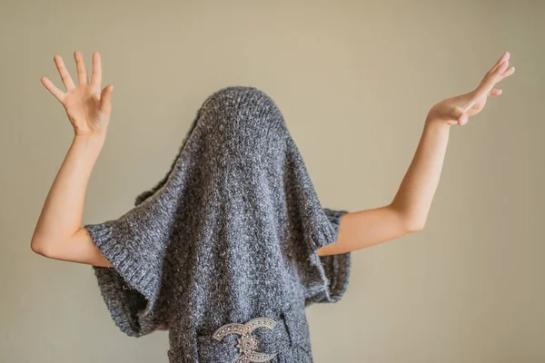 Piccola bella ragazza che indossa maglione sulla testa — Foto Stock