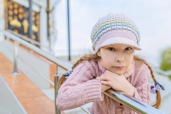 Pequena menina bonita perto corrimão — Fotografia de Stock