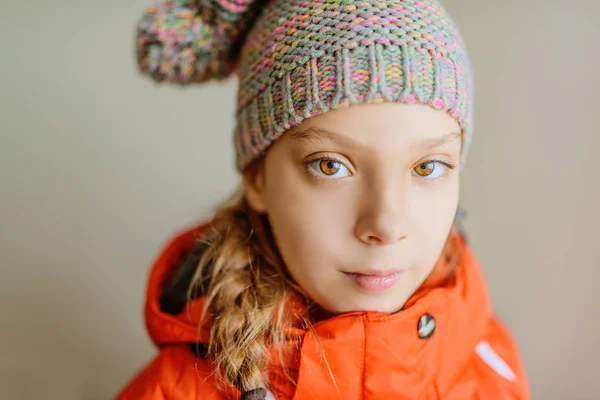 Kış şapkalı küçük güzel kız — Stok fotoğraf