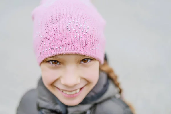 모자와 재킷에 어린 소녀 — 스톡 사진