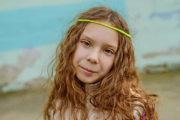 Piccola bella ragazza sorridente con i capelli lunghi — Foto Stock