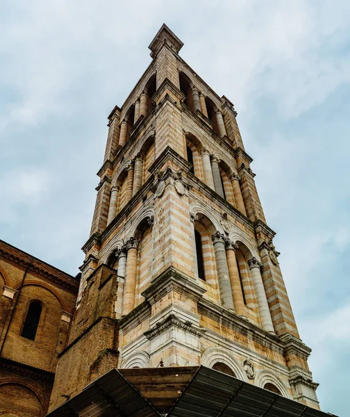 Torre de sino da Catedral em Ferrara, Itália — Fotografia de Stock