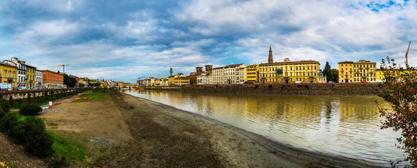 Panoráma, Firenze, háttérben az Arno-folyó — Stock Fotó