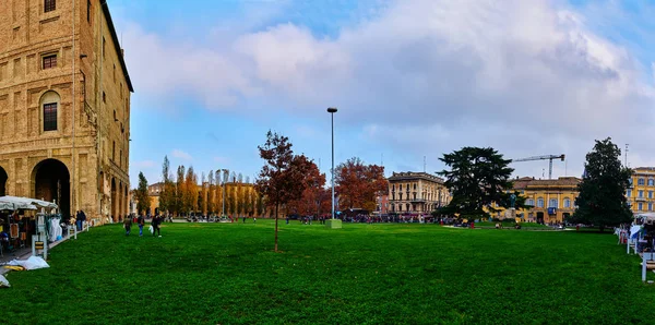 Piazzale della Pace στο κέντρο της Πάρμα, Ιταλία — Φωτογραφία Αρχείου