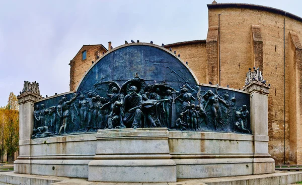 パルマ、イタリアでジュゼッペ ・ ヴェルディの記念碑 — ストック写真