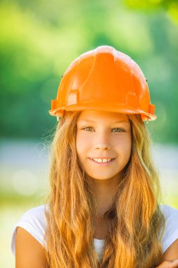turuncu bir kask içinde güzel bir genç kız