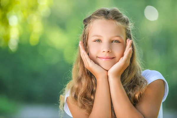 Vackra leende tonårig flicka i vit blus — Stockfoto
