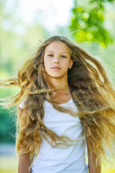 Sonriente hermoso adolescente viento con vuelo pelo —  Fotos de Stock