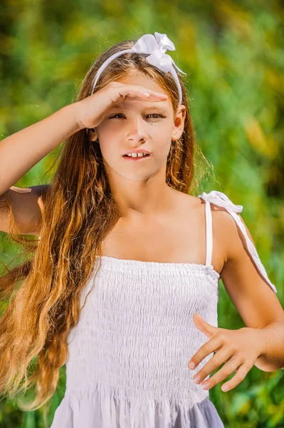 Jong meisje van hand behandelt haar ogen van zon — Stockfoto