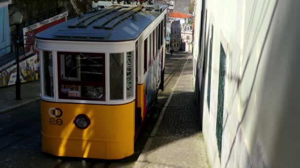 LISBOA, PORTUGAL - MARTE 24 2016: Gloria Funicular (Gloria Lift), es una línea de ferrocarril funicular en la parroquia civil de Santo Antonio. Conecta Pombalina - Bairro Alto . — Vídeos de Stock