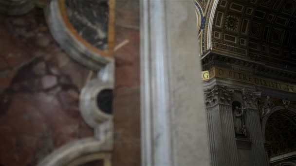 CIDADE VATICANA - JANEIRO 24 2015: A Basílica Papal de São Pedro no Vaticano, ou simplesmente Basílica de São Pedro, é uma igreja renascentista italiana na Cidade do Vaticano, o enclave papal dentro da cidade de Roma . — Vídeo de Stock