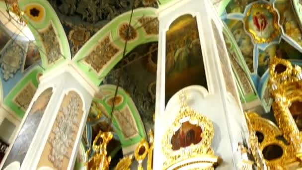 Smolensk, Ryssland - augusti 24 2016: Interiör av kyrkan domkyrkan, dominerar staden, från höga katedralen Hill, har varit viktigaste kyrkan i Smolensk biskopsrådet 800 år. — Stockvideo