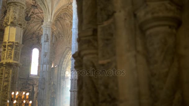 Lisabon, Portugalsko - Mart 27 2016: Jerónimos Monastery nebo Hieronymites klášter, je klášter pořadí svatého Jeronýma, poblíž řeky Tajo ve farnosti Belem v Lisabonu, Portugalsko. — Stock video