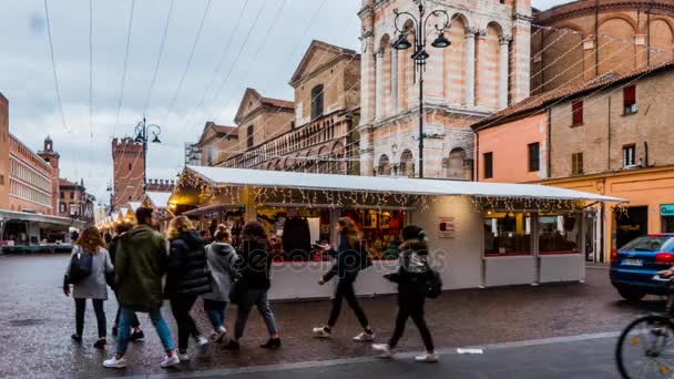 FERRARA, ITALIA - 25 DE NOVIEMBRE DE 2016: Feria de Navidad en Piazza Trento - Trieste sobre la catedral románica . — Vídeo de stock