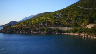 Adriyatik Denizi sıcak güneşli bir Hırvat kayalık sahil.