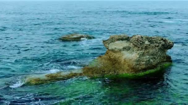 Vlny tříštící se o skály na pobřeží Černého moře v blízkosti Sozopolu. — Stock video