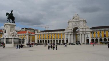 Praca do Comercio (Ticaret Meydanı) Portekiz 'in Lizbon şehrinde yer almaktadır. Tagus nehrinin kıyısında yer alan meydan hala Terreiro do Paco olarak bilinir..