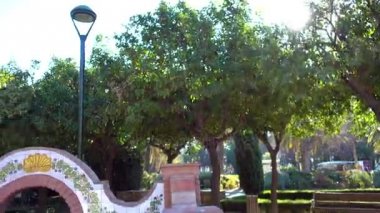 Pedro Luis Alonso bahçeleri şehir Malaga, İspanya, mimar Fernando Guerrero Strachan Rosado, 1945'te çekilmiş bulunmaktadır. Puerta Oscura bahçeleri ve Malaga Park arasında Belediye Binası yanında bulunan.