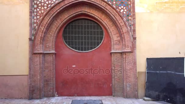 Chiesa di Santiago Apostol è un tempio cristiano cattolico situato nella città andalusa di Malaga (Spagna). Momenti artistici di gotico-mudéjar, arte dei riconquistatori cristiani e della popolazione islamica . — Video Stock