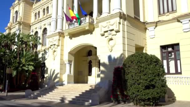 マラガの街の市庁舎 (アユンタミエント)。マラガは、アンダルシア、スペインの自治コミュニティの自治体です。ヨーロッパの最南端の大都市、それは地中海のコスタ ・ デル ・ ソルにあります。. — ストック動画