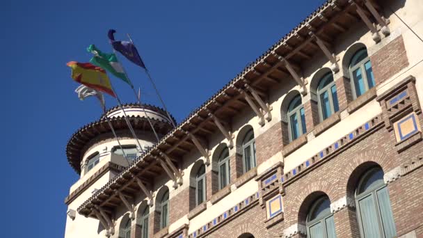 Leeuwenvlaggetjes op Rectorado Universidad in Malaga, Spanje. Malaga is een gemeente in de autonome gemeenschap van Andalusië, Spanje. Een grote stad in Europa, het ligt aan de Costa del Sol van de Middellandse Zee. — Stockvideo