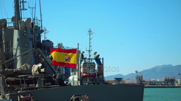 Militaria Statek z hiszpańską flagę w porcie, Malaga. Malaga jest gmina, w wspólnocie autonomicznej Andaluzja, Hiszpania. Najbardziej wysuniętym na południe duże miasto w Europie, leży na Costa del Sol z Morza Śródziemnego. — Wideo stockowe