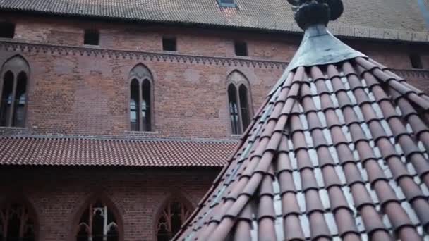 Burg teutonischer Ordnung in Malbork ist flächenmäßig die größte Burg der Welt. es wurde in marienburg, preußen von teutonischen rittern in form einer ordensburg-festung erbaut. — Stockvideo