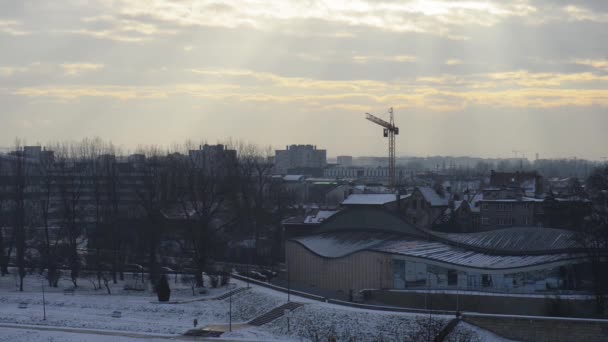 Vista della Cracovia invernale sul fiume Vistola. Cracovia è la seconda città più grande e una delle più antiche della Polonia. Situato sul fiume Vistola (Wisla) nella regione della Piccola Polonia . — Video Stock