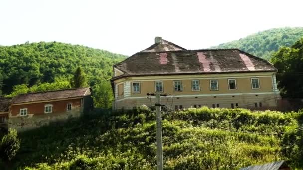 Vista sul Castello della Torre Rossa e Turnu Rosu alla periferia di Boita in Romania . — Video Stock