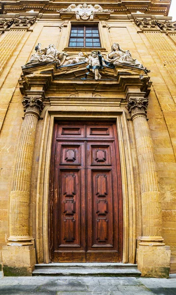 Porta de madeira maciça bonita em Florença — Fotografia de Stock