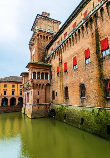 Este castelo no centro de Ferrara, norte da Itália — Fotografia de Stock