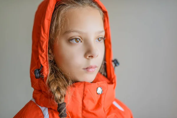 フードが付いて赤いジャケットの美しい少女 — ストック写真