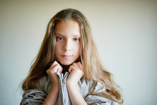Lilla vackra lugn tjej med långt hår — Stockfoto