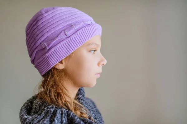 Маленькая красивая девочка в зимней шляпе — стоковое фото