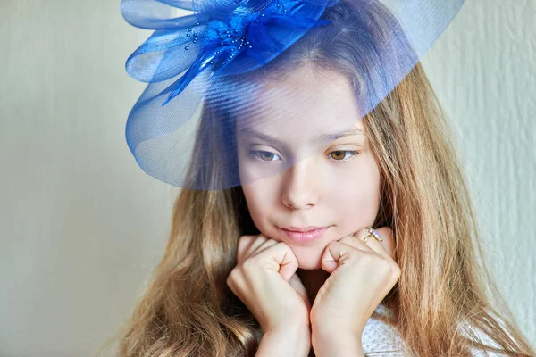 Pequena menina bonita com chapéu elegante azul — Fotografia de Stock