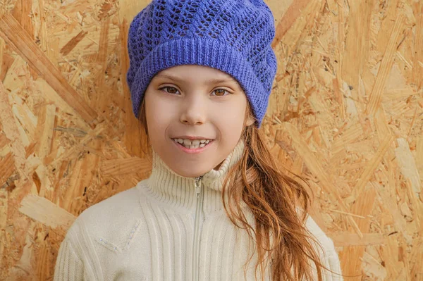 Pequena menina bonita em azul cap — Fotografia de Stock