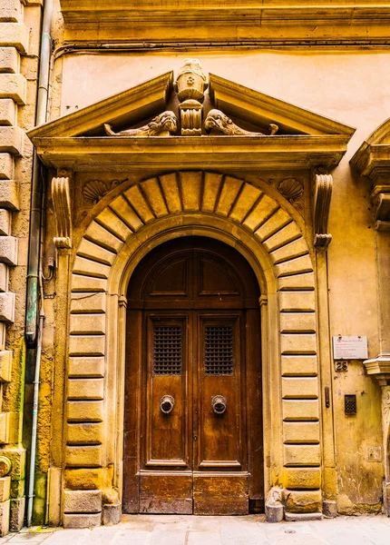 Piękne masywne drewniane drzwi w Florencja — Zdjęcie stockowe